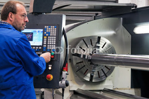 Arbeiter an CNC Maschine